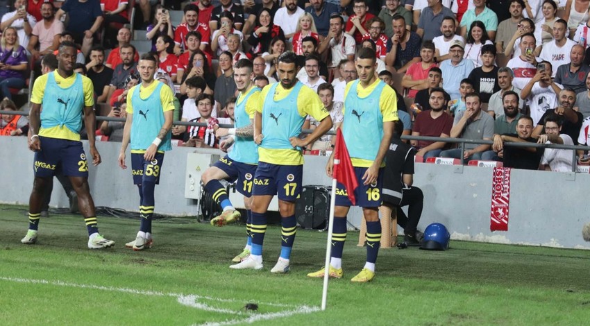 Fenerbahçe-Samsunspor maçına davetsiz misafir damga vurdu! Futbolcular gördükleri şey karşısında şaşkına döndü