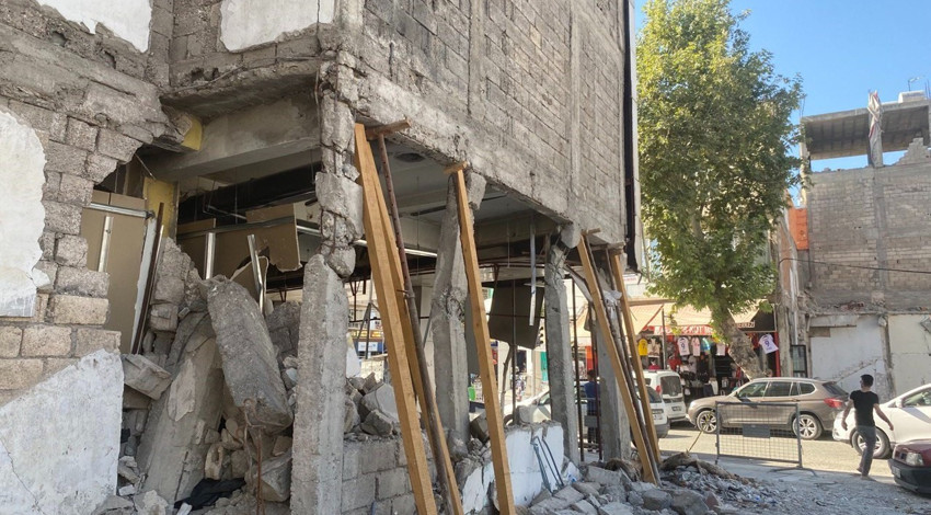 Kentin göbeğindeki bina yıkılmak üzere: Görenlerin yürekleri ağza geliyor
