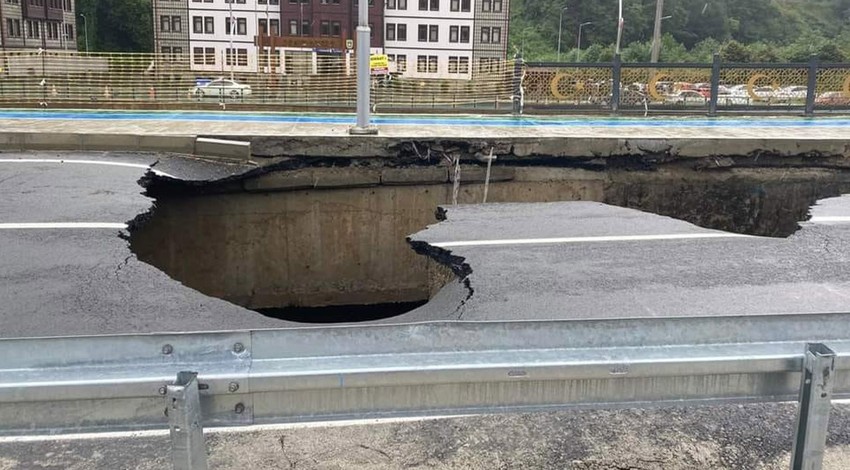 Rize’de şiddetli yağışlar yolu çökertti