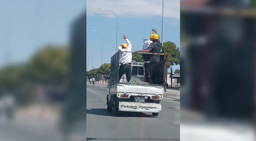 Kamyonet kasasında seyahat eden 3 baretli işçi bir anda dans etmeye başladı. Sosyal medyayı kırıp geçirdi, yüzleri gülümsetti