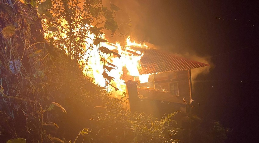 Rize'de 2 katlı ahşap ev yandı