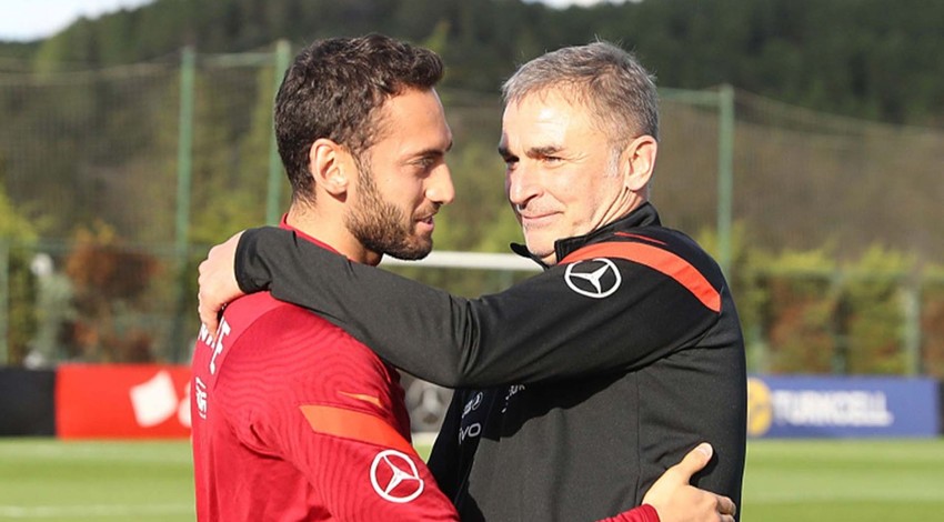 Hakan Çalhanoğlu'ndan Stefan Kuntz hakkında çarpıcı sözler! "Hoca çok pozitif bir insandı ama bir genç milli takım hocasıydı"