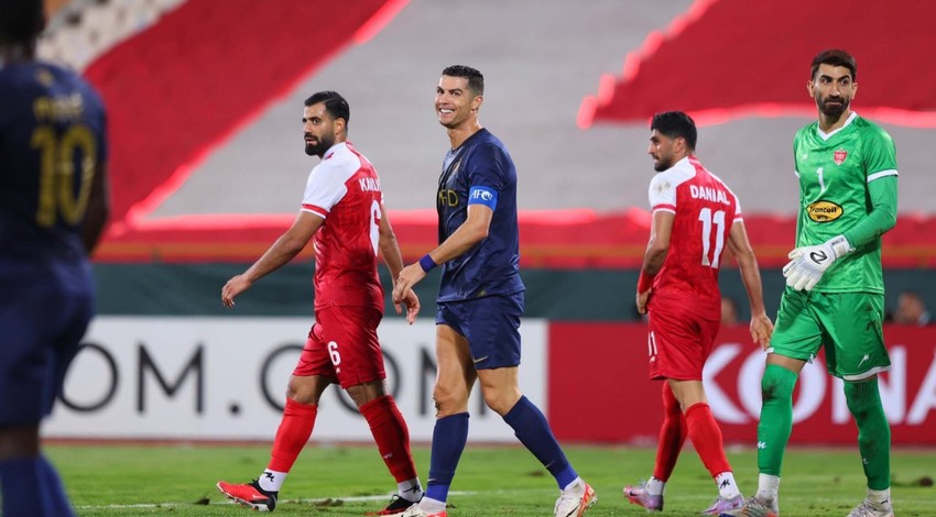 Cristiano Ronaldo’yu hiç böyle görmediniz! Tarzı şaşkınlık yarattı… Suudi Arabistan Milli Günü için Arap kıyafetleri giydi