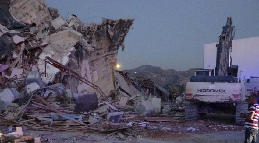 Hatay’da yıkım faciası! Ağır hasarlı bina, yıkılırken iş makinesinin üzerine devrildi! Acı haber geldi