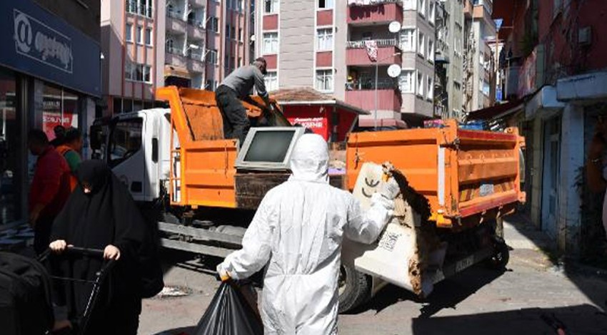 Yalnız yaşayan kadının evinden 2 kamyon çöp çıktı! Mahalle halkı nefes aldı