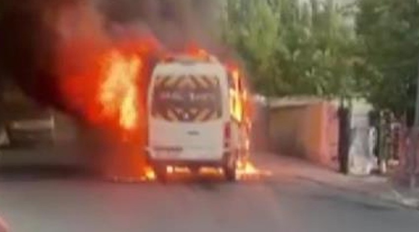 İstanbul'da okul servisi alev alev yandı