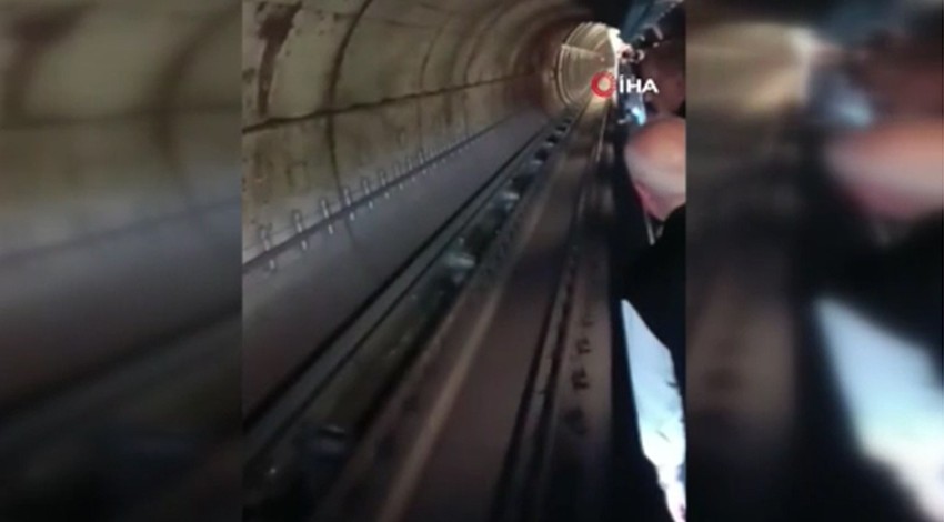 İstanbul'da metro bozuldu, vatandaşlar raylarda yürüdü