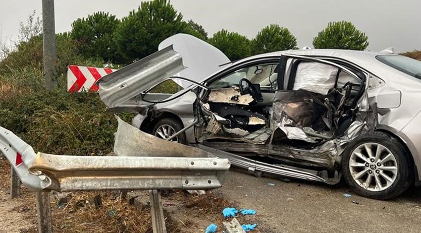 Bursa'da otomobil bariyerlere çarptı: 1 kişi hayatını kaybetti