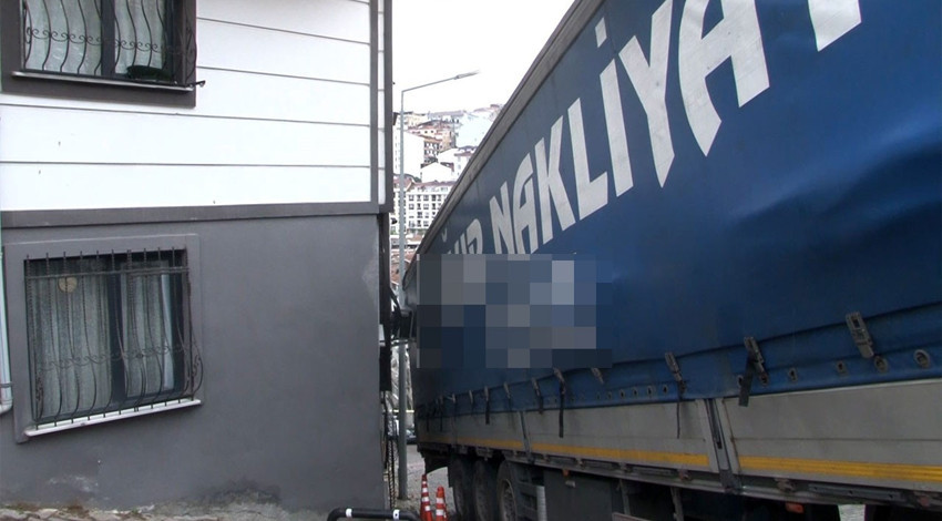 18 saattir yerinden 1 milim oynamadı! Sokak arasına sıkışan devasa tır kurtarılamıyor