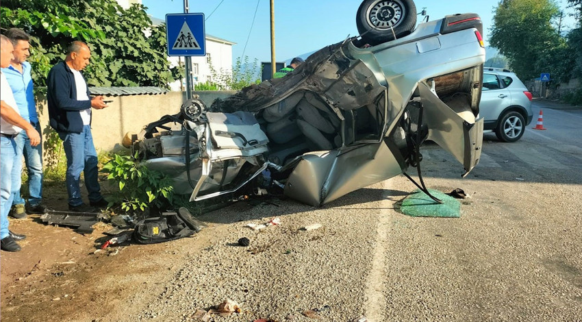 Ters yönde ilerleyen otomobiller kafa kafaya çarpıştı! 3 kişi yaralandı