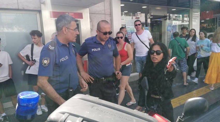 Trafik polisinin zor anları! Cezaya itiraz etti, “Bunlar artistlik yapıyor” dedi