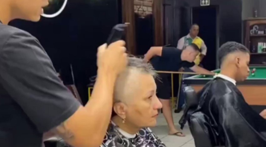 Hasta kadının kuaförde saçları kazıtılıyordu... Sonra bir anda müthiş bir şey oldu, kuafördekilerin hareketi herkesi ağlattı