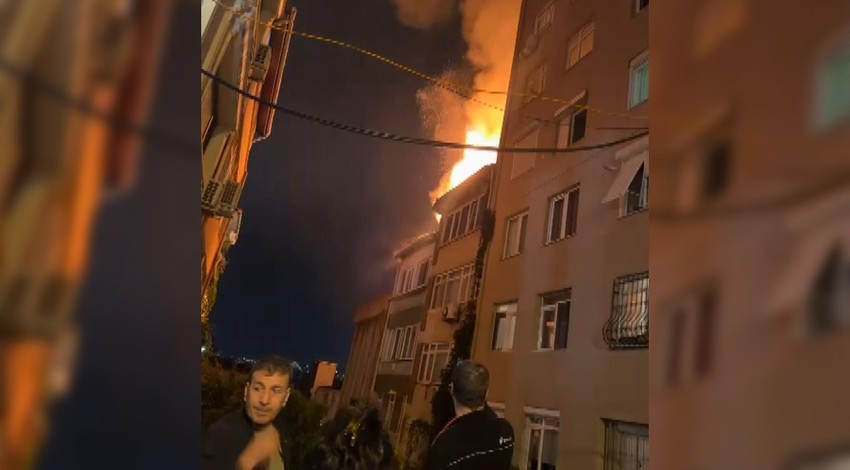 Beyoğlu'nda yangın! Binanın çatısı bir anda alev aldı