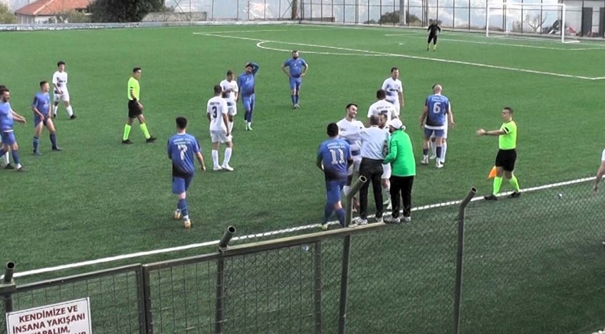 Amatör küme maçında gerginler anlar! Teknik direktörün o hareketi sahayı karıştırdı!