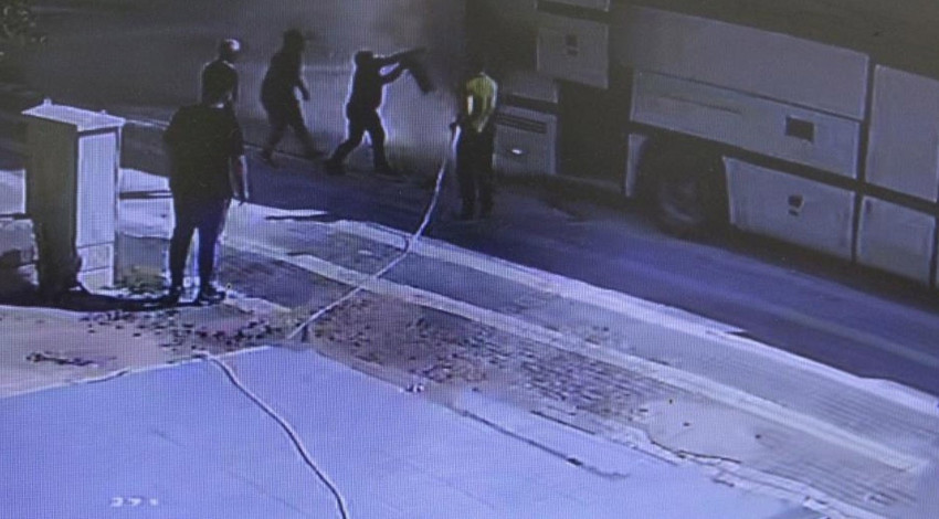 Hareket halindeki otobüs yandı, çeşme hortumunu alan otobüse koştu