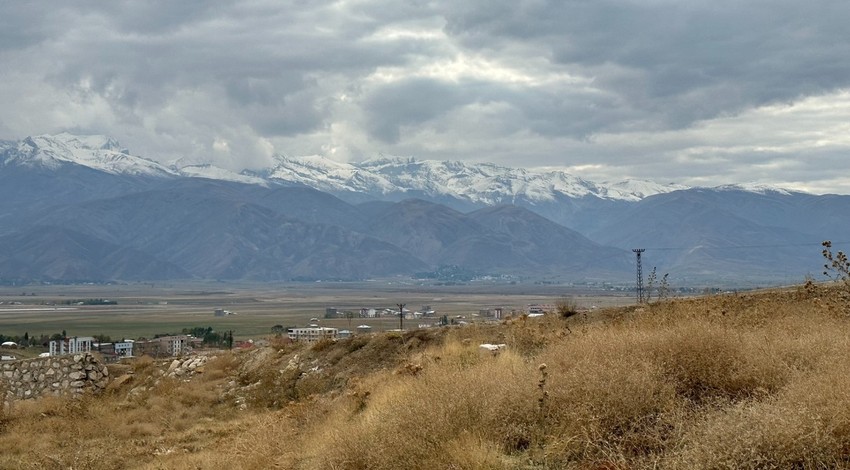 Hakkari'de sıcaklıklar hissedilir derecede düştü. Yüksekova'da dağlar beyaza boyandı