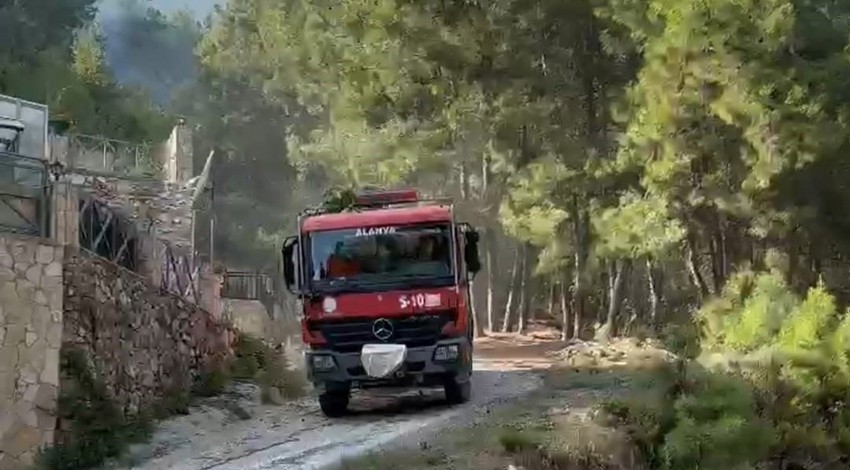 Antalya'da ormanlık alanda çıkan yangın yürekleri ağza getirdi