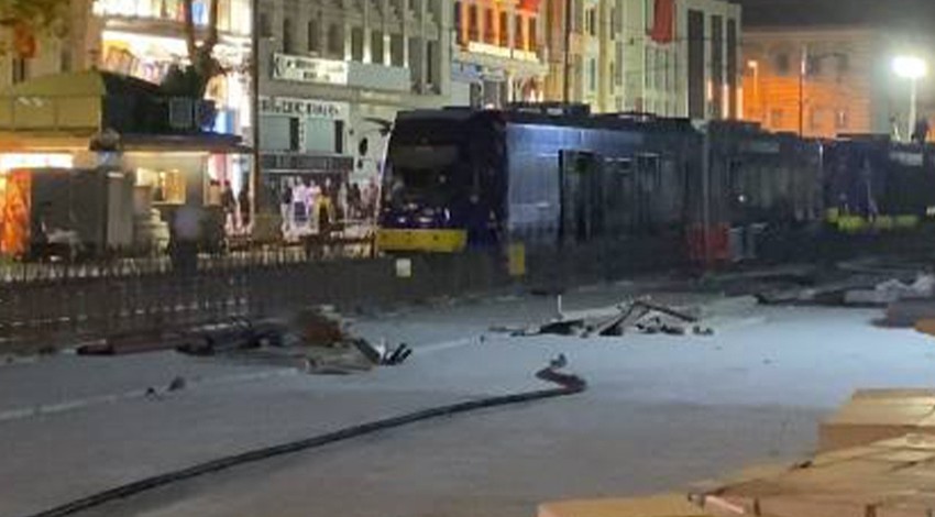 Hafriyat kamyonu telleri kopardı! İstanbul'da tramvay seferlerinde aksama