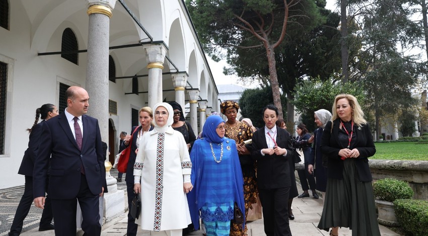Emine Erdoğan, devlet başkanlarının eşleriyle Topkapı Sarayı'nı gezdi