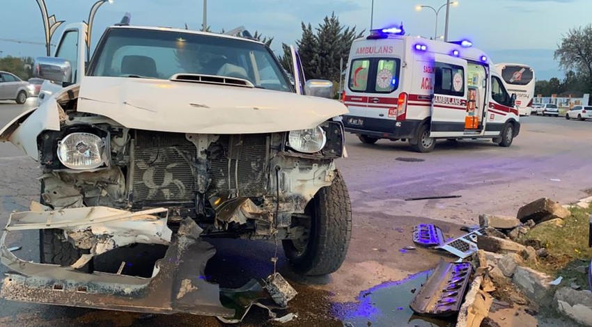 Aksaray'da ticari araç ile otomobil çarpıştı: Çok sayıda yaralı var