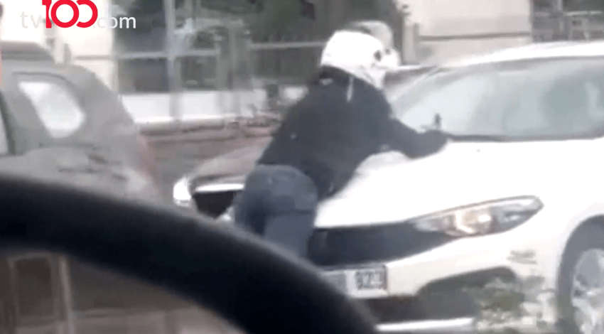 İstanbul’da bir ilginç an daha! Tartıştığı sürücünün arabasının üstüne yattı!