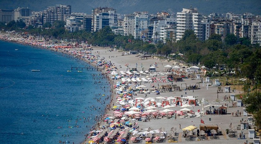 Bakan Ersoy açıklama yaptı! Antalya’da turizm sezonu uzayacak