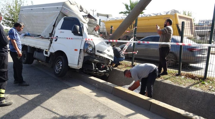 Ceviz yüklü kamyon  beton bloğa çarptı, sürücü sıkıştı!