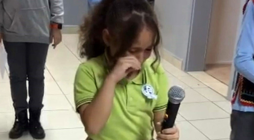 Sakarya'da ikinci sınıf öğrencisi minik kız, eline mikrofonu aldıktan sonra gözyaşlarını tutamadı. Ağlamasının sebebi ise hem duygulandırdı hem yürek kabarttı