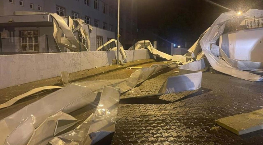 Bursa'da fırtına etkili oldu! Okulun çatısı araçların üzerine uçtu