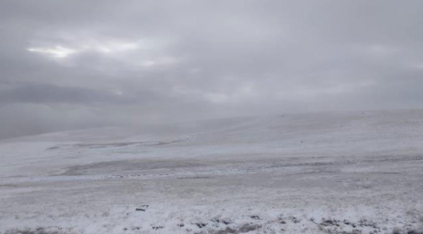 Ardahan'da gece saatlerinden itibaren etkili oldu. Bölge sakinleri, bembeyaz bir sabaha uyandı