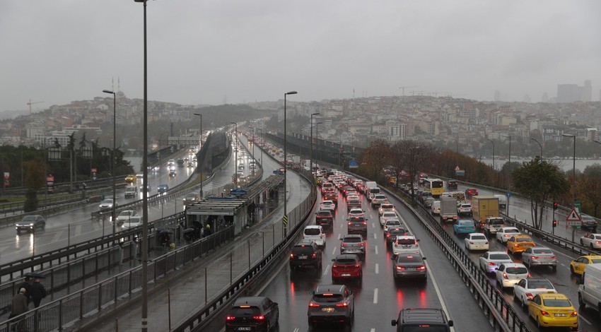 İstanbul'da sağanak trafiği: Yoğunluk yüzde 83'e ulaştı