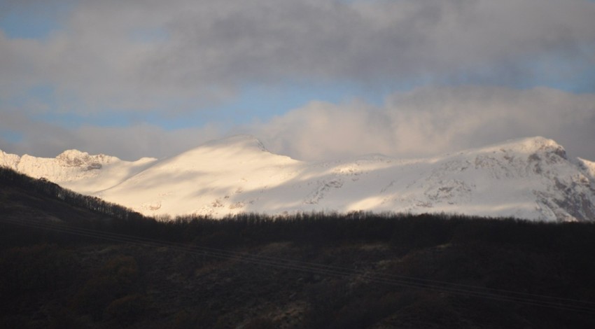 Tunceli'nin Munzur Dağları beyazlar içinde kaldı