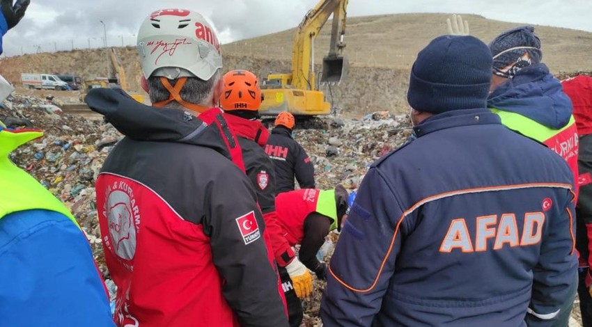 Kayıp işçinin cenazesi tonlarca çöpün altından çıktı
