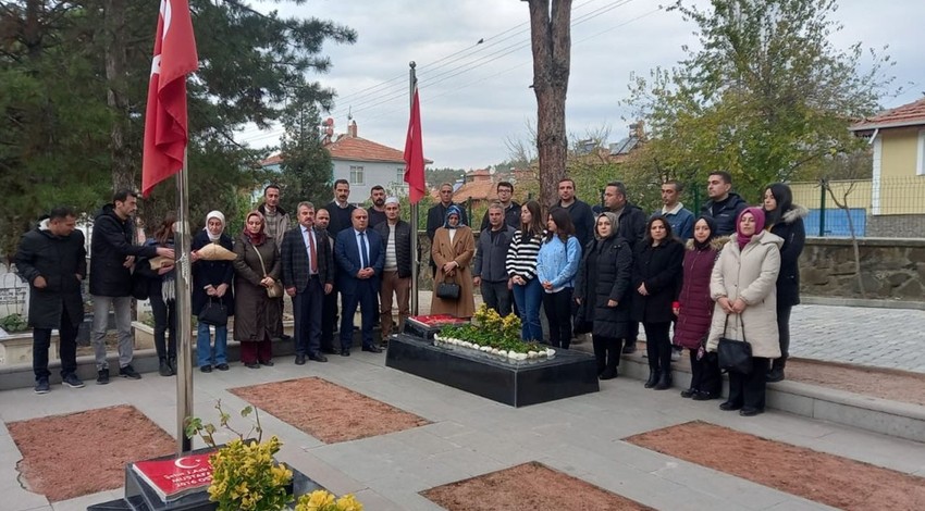 Şehit Aybüke öğretmenin kabrine ziyaret: Meslektaşları karanfil bıraktı