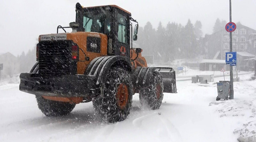 Türkiye'nin en önemli kış turizmi merkezlerinden biri kara teslim oldu. Aralıklarla devam eden yağışlarla birlikte kar kalınlığı artıyor