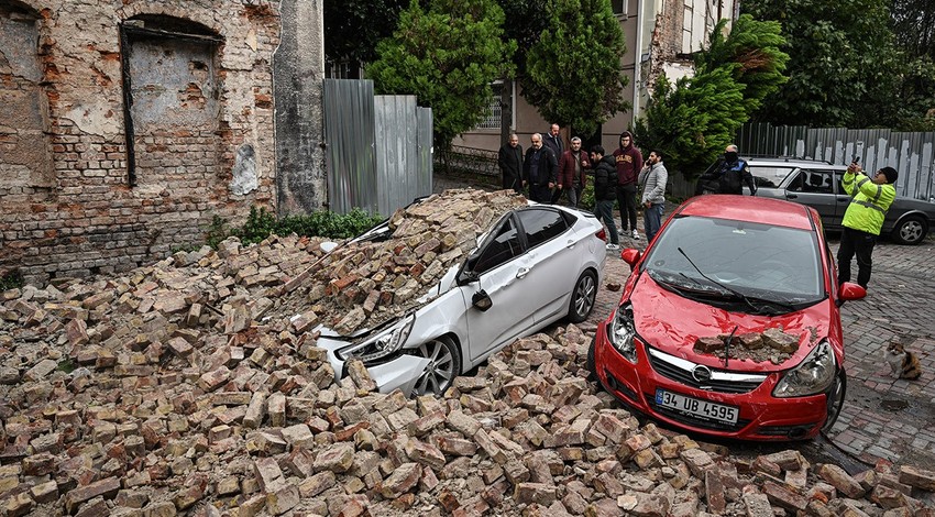 Fatih'te metruk bir bina çöktü! 2 otomobilde hasar meydana geldi