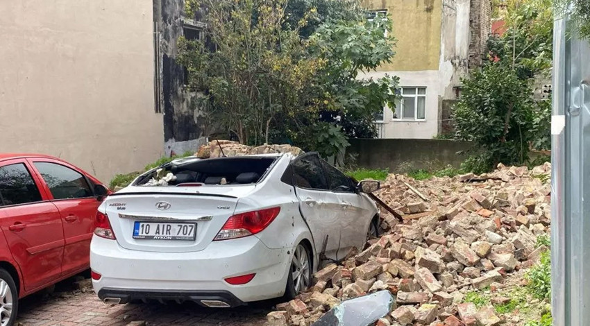 2 katlı binanın duvarı aracın üzerine düştü