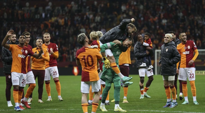 Ülke basınına açıkladı! Galatasaraylı yıldız futbolu bırakıyor mu?
