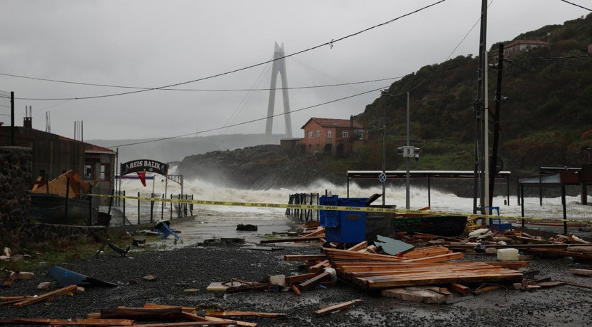 İstanbul Valiliği: Fırtınada bir kişi öldü