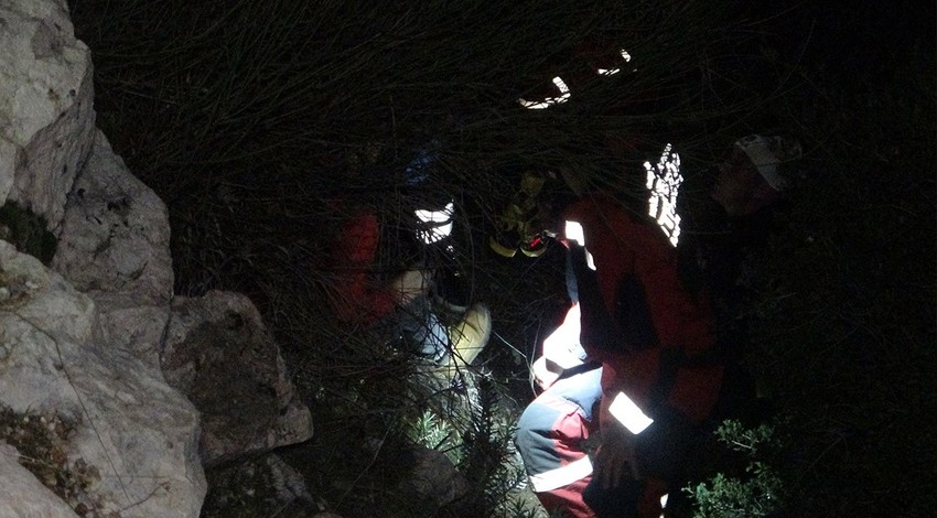Muğla'da manzara izlemek için uçuruma çıkan genç ayağının kaymasıyla metrelerce yükseklikten düştü!
