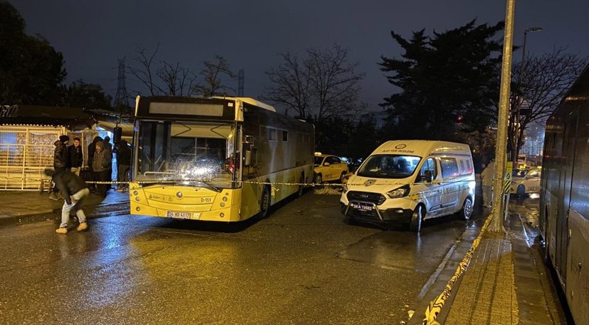 Kayan otobüsün arkasına geçip itmeye çalıştı! İETT şoförü ağır yaralandı