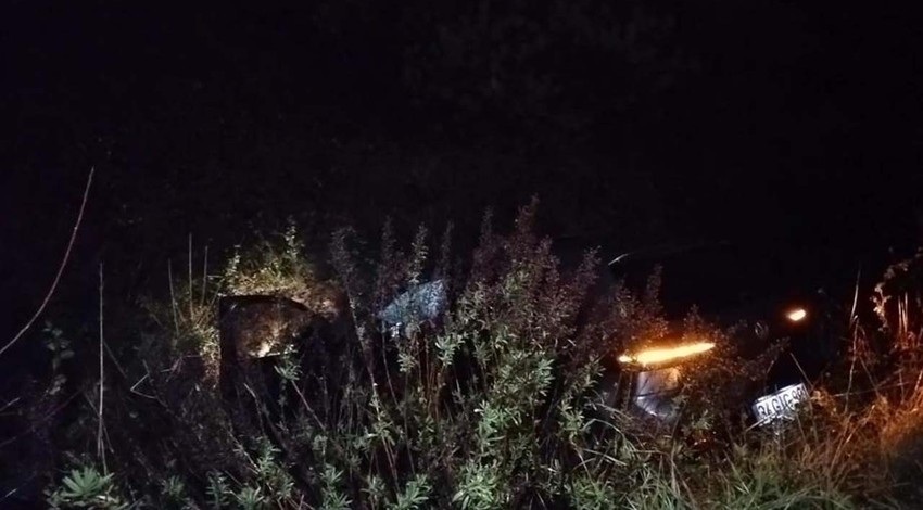 Tuzla'da feci kaza! Kontrolden çıkan araç şarampole uçtu