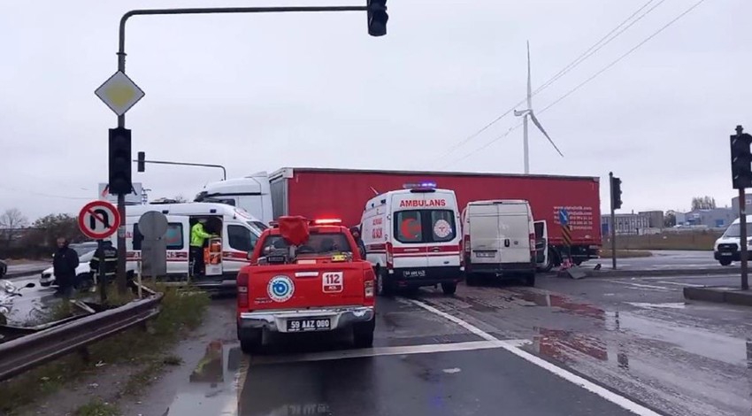 Tekirdağ'da tırla minibüs çarpıştı! Sıkışan sürücüyü itfaiye kurtardı