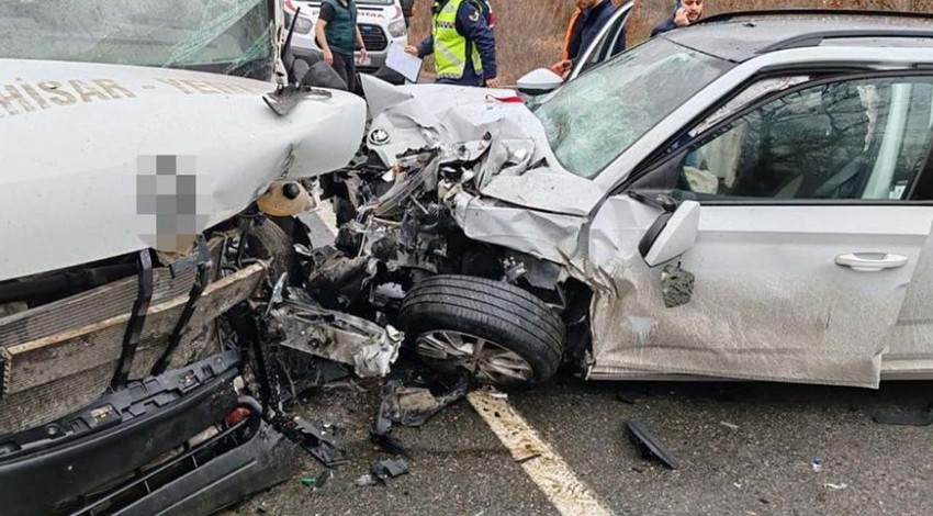 Minibüs ile otomobil çarpıştı! Çok sayıda yaralı var