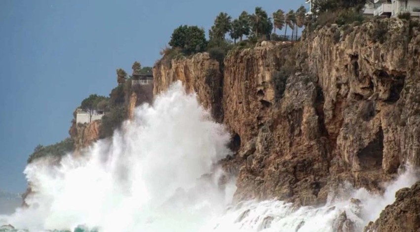 Antalya'da fırtına! Dev dalgalar 30 metre havaya yükseldi