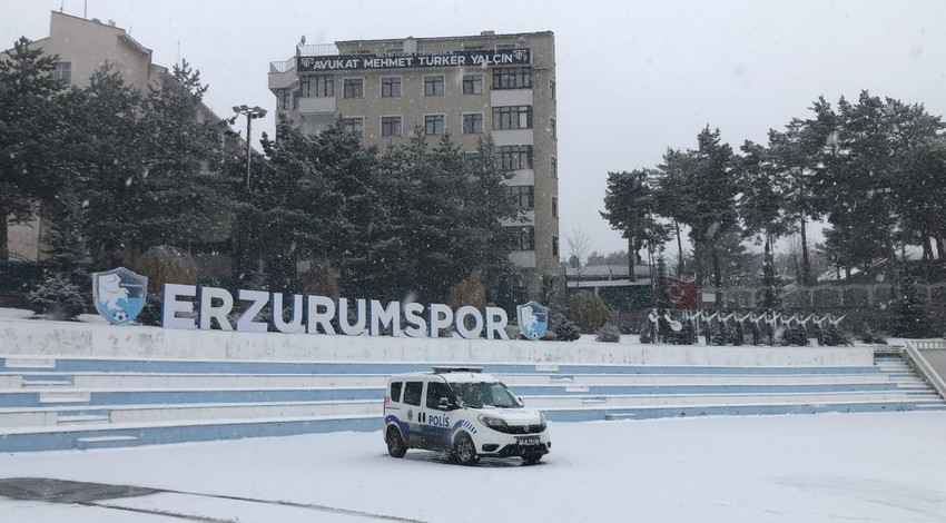 Erzurum kent merkezinde etkili olan kar ve tipi yaşamı olumsuz etkiledi