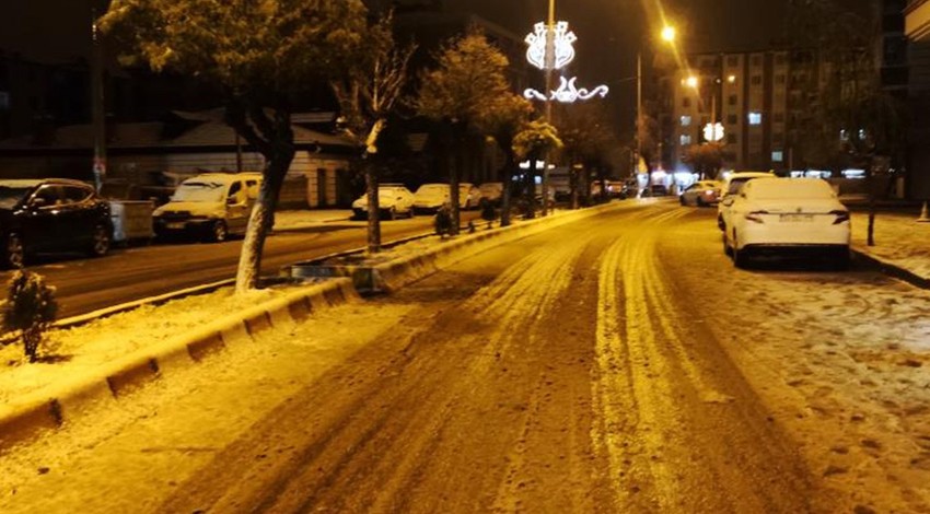 Iğdır'da şehir merkezine yılın ilk karı yağdı!