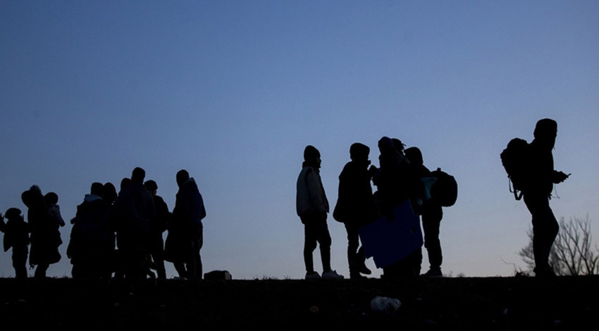 Çanakkale'de lastik botun içinde 40 göçmen yakalandı