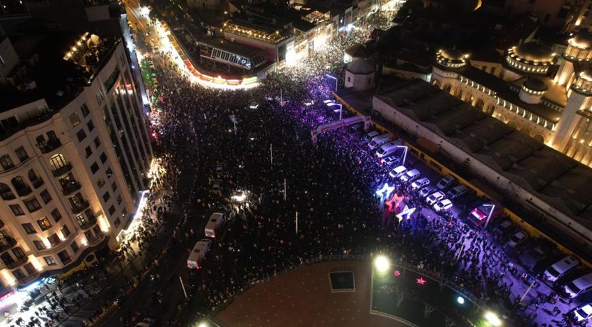 İstanbul'da yeni yıl coşkuyla kutlandı! Vatandaşlar cadde ve sokaklara akın etti