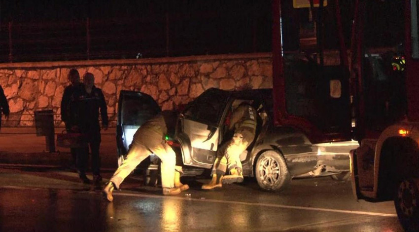 Virajı alamayan araç bariyere çarptı! 4 kişi yaralandı